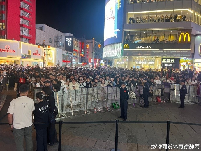 徐静雨去看欧文：现场球迷这热情 不亲身体验都难以置信