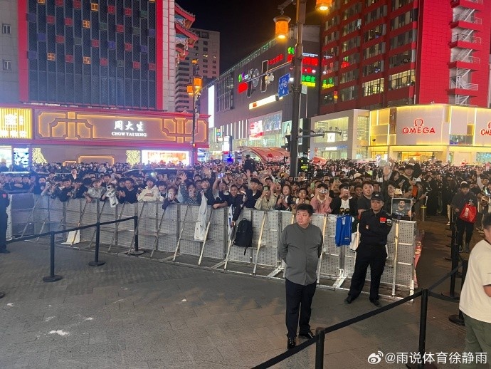 徐静雨去看欧文：现场球迷这热情 不亲身体验都难以置信