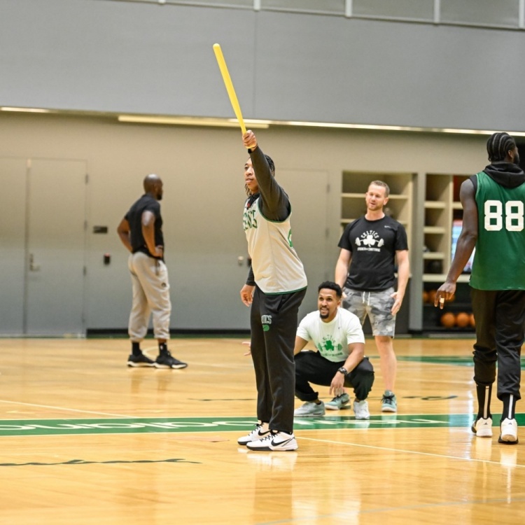 推陈出新⚾️凯尔特人众将打棒球训练 双探花笑容满面