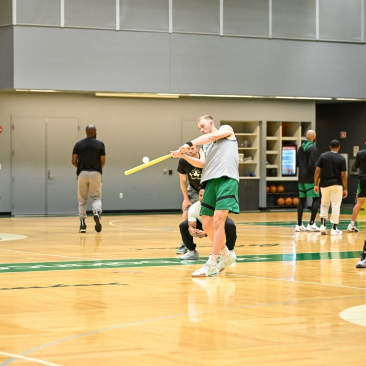 推陈出新⚾️凯尔特人众将打棒球训练 双探花笑容满面