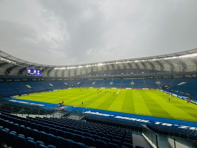 在当地的暴雨中，申花全队来到比赛场地完成了赛前适应场地训练