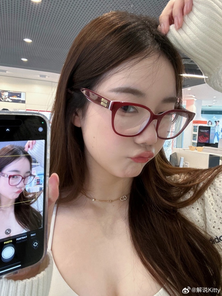 解说Kitty分享自拍照：miumiu眼镜真好看🍓👓