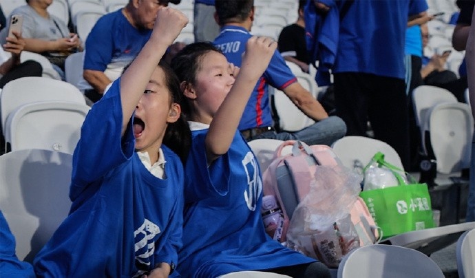 申花邀请残障人士来到申花主场观摩中超比赛