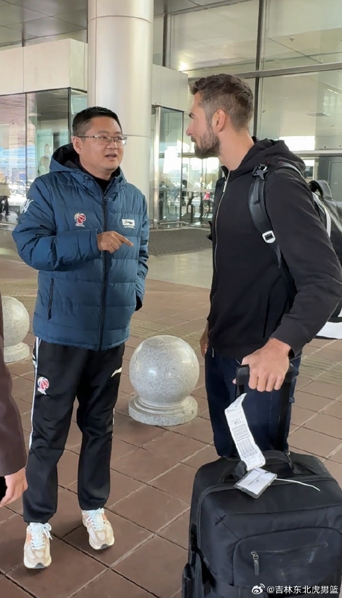 捷克籍球员基兹林克飞抵长春龙嘉机场 我俱乐部派出人员接机