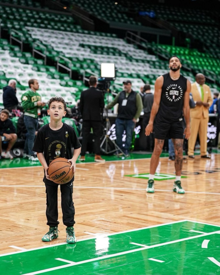 人生赢家！塔图姆晒18冠戒指夜照片合集：昨晚很特别☘️🏆