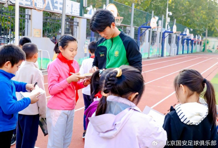 国安携手三里屯街道，走进朝阳实验小学开展足球进校园公益活动