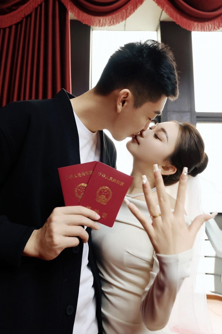 🧨恭喜！辽宁球员俞泽辰今天与女友正式领证结婚