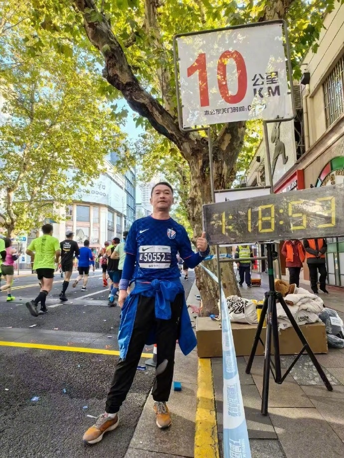 一众申花球迷自发成立的“申花跑团”已经连续十年参与“上马”