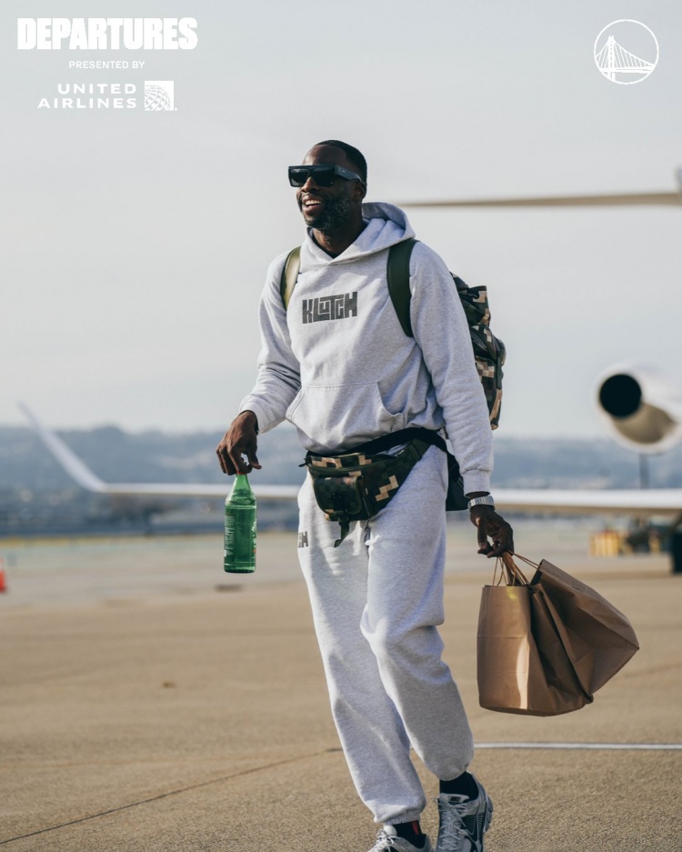 奔赴孟菲斯✈️勇士众将登机照：库里白衣飘飘 库明加粉衣猛男