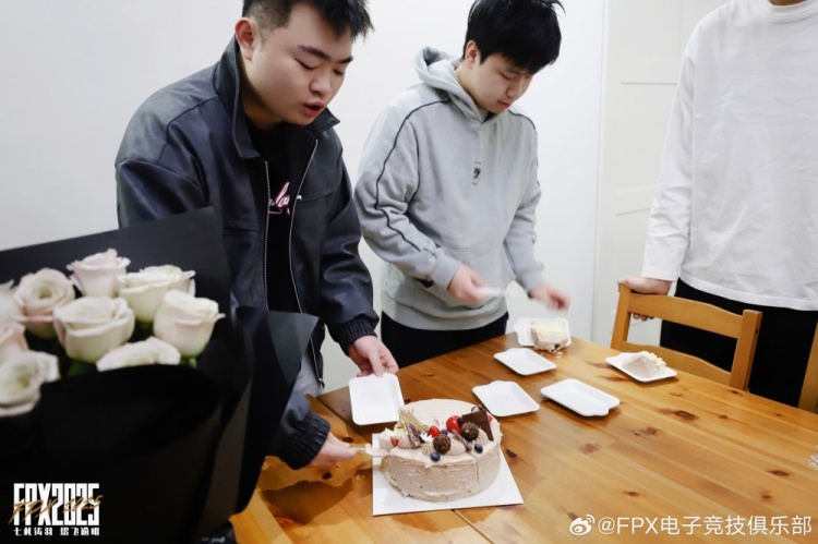 FPX俱乐部：Jwei选手生日会返图来辣