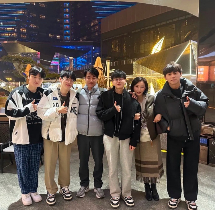 看起来像外人的站位😃Peyz父母分享和JDG选手们的合照