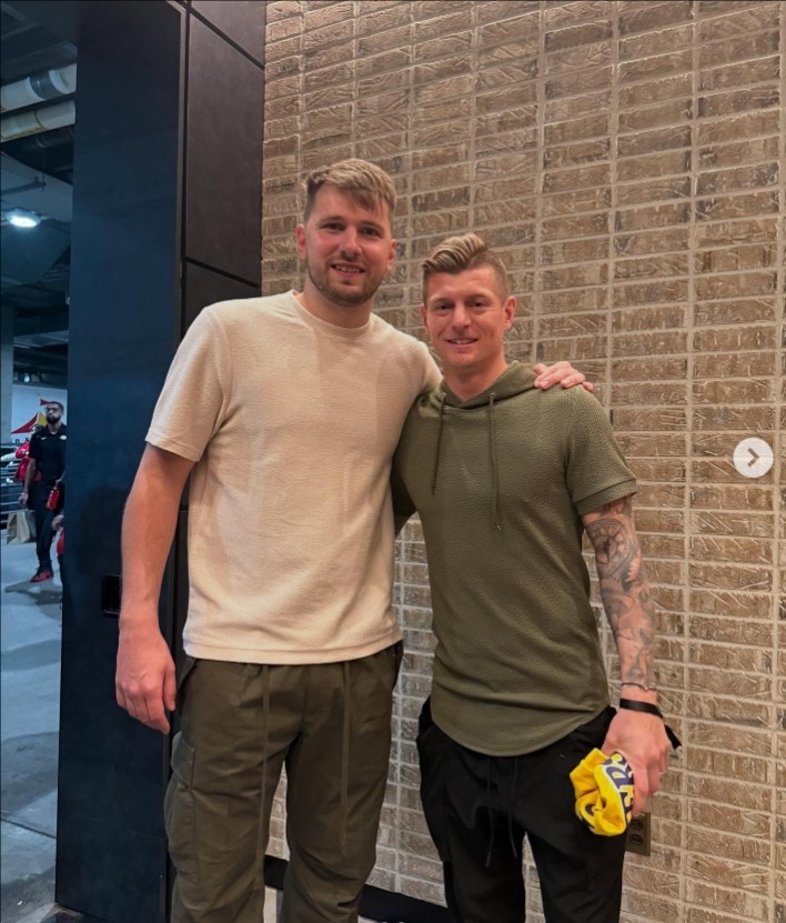 克罗斯晒与东契奇合影:还是比较喜欢看你穿蓝色球衣