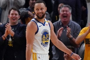 十位NBA历史纪录球员，为一支球队砍下超过25000分