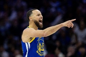 NBA历史罕见！库里生涯第11次单赛季三分命中250+
