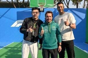 联动F1！翟晓川晒与姚明、阿隆索、范志毅、周冠宇等的合照