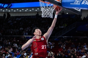北京男篮周琦完成角膜缝合手术，休整时间成关键