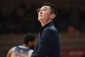 刘炜指导带领新疆取胜，别跑刚背猪发文分析赛况