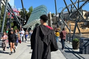 中国男篮球员崔永熙在好莱坞环球影城游玩