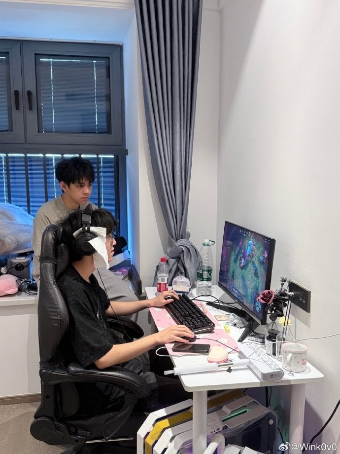 Wink分享与YSKM合照：我心软收留了一位无家可归的人~
