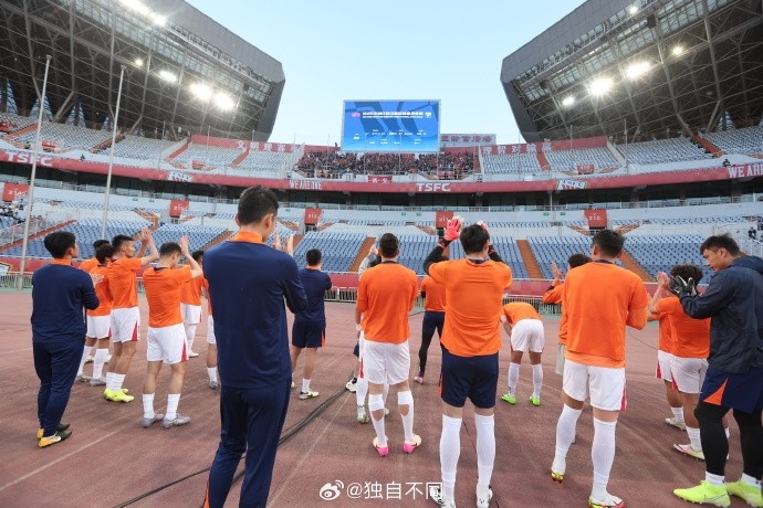 记者：海牛队员及教练组赛前向球迷鞠躬致谢，表达歉意