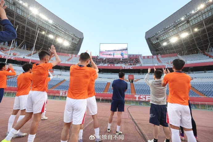 记者：海牛队员及教练组赛前向球迷鞠躬致谢，表达歉意