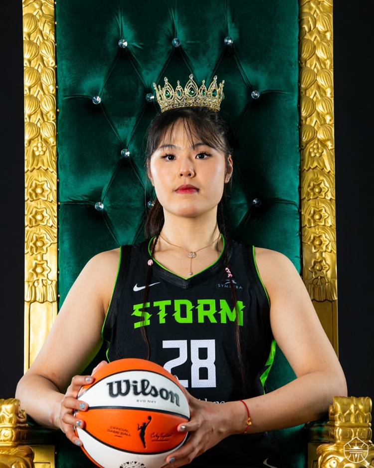 美艳女皇范!WNBA西雅图风暴官媒分享李月汝美照