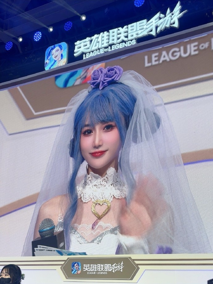 COS主持😍LPL女主持小悠珊珊晒照：最爱的皮肤+曾经最爱的英雄