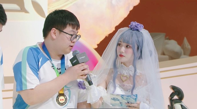 COS主持😍LPL女主持小悠珊珊晒照：最爱的皮肤+曾经最爱的英雄