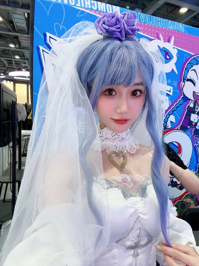 COS主持😍LPL女主持小悠珊珊晒照：最爱的皮肤+曾经最爱的英雄