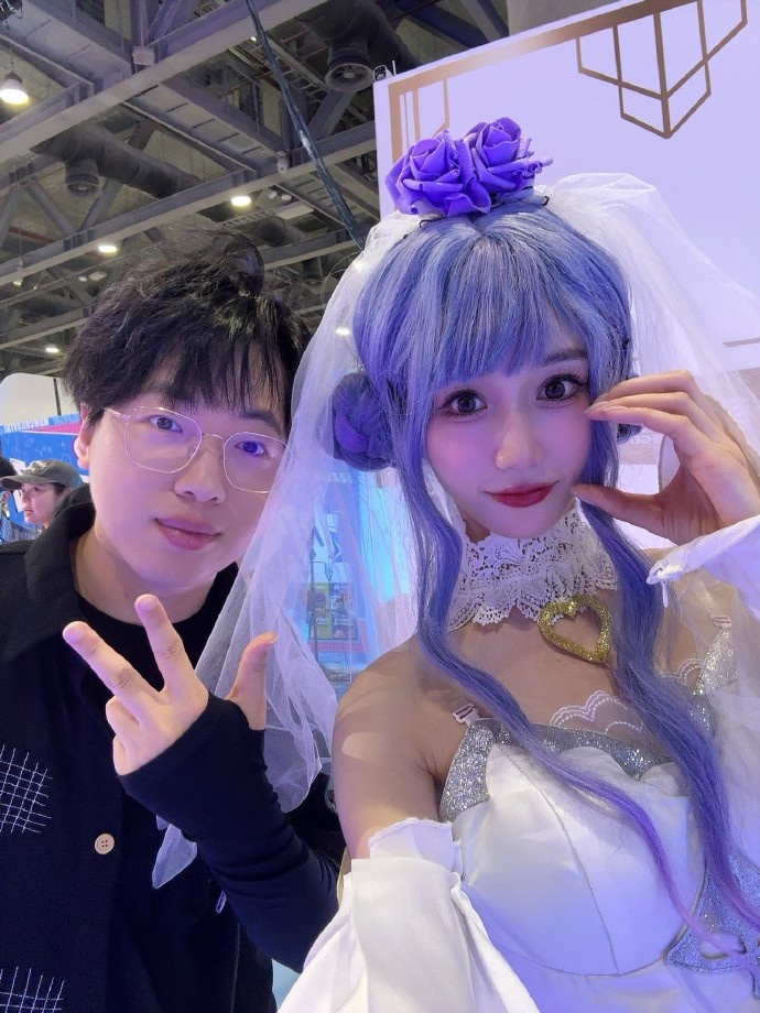 COS主持😍LPL女主持小悠珊珊晒照：最爱的皮肤+曾经最爱的英雄