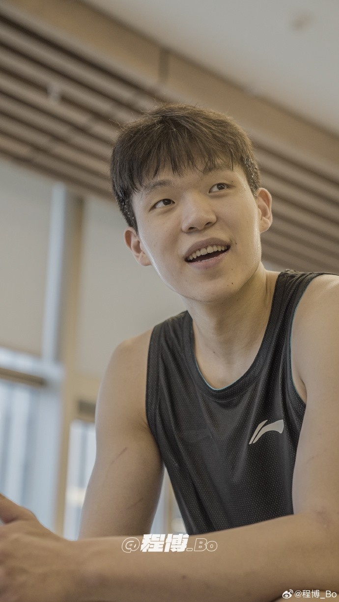 【体育头条】媒体人：休息日瀚森自己在公寓体能房保持状态 明早正式开启集训(图1)