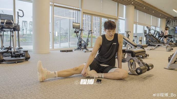 【体育头条】媒体人：休息日瀚森自己在公寓体能房保持状态 明早正式开启集训(图2)