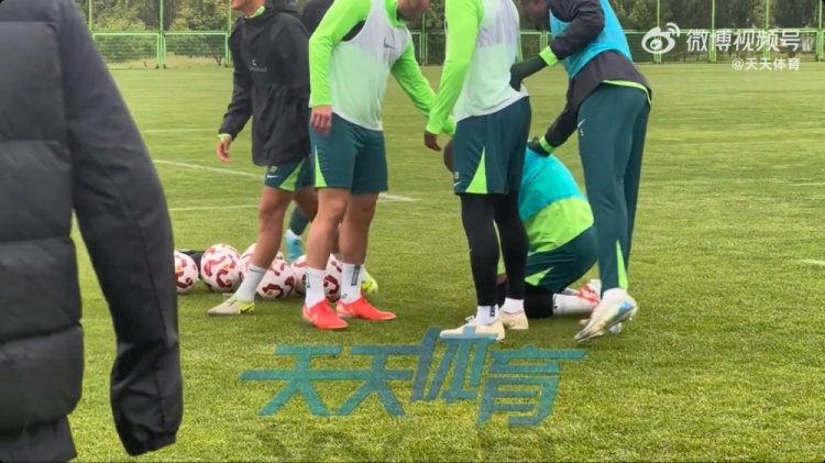 京媒：斯帕吉奇参与国安合练，他在抢圈时被球重重砸在脸上