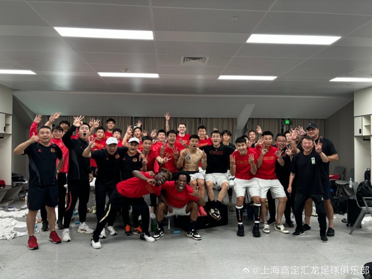 今日胜利合影送上!谁比了谁比了✌️呢? 