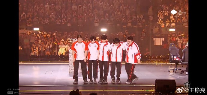忠实粉丝！歌手王铮亮祝贺AG超玩会夺KPL春冠：我们是冠军🏆！