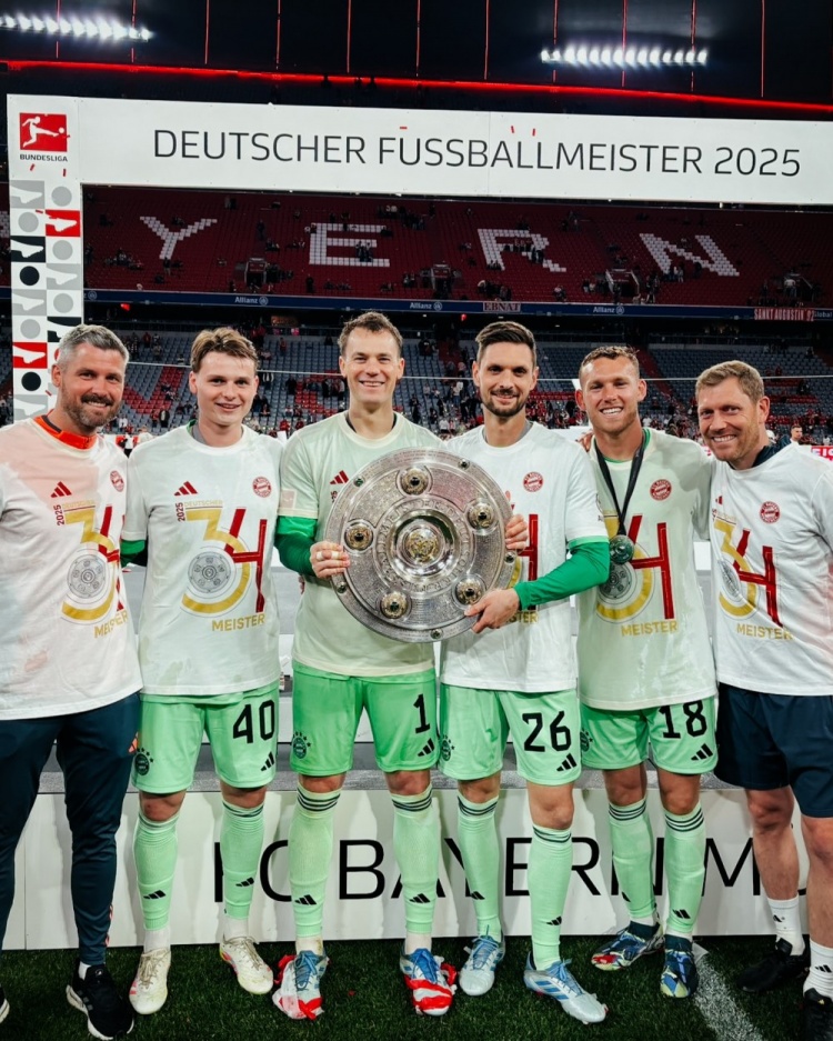 拜仁最后一道坚实防线！诺伊尔社媒晒门将团队合照：🏆🧤⚽️