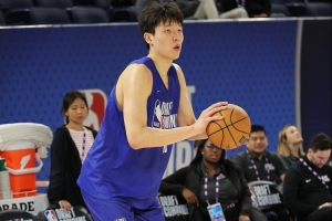 杨瀚森在NBA联合试训表现优异 5V5比赛惊艳亮相