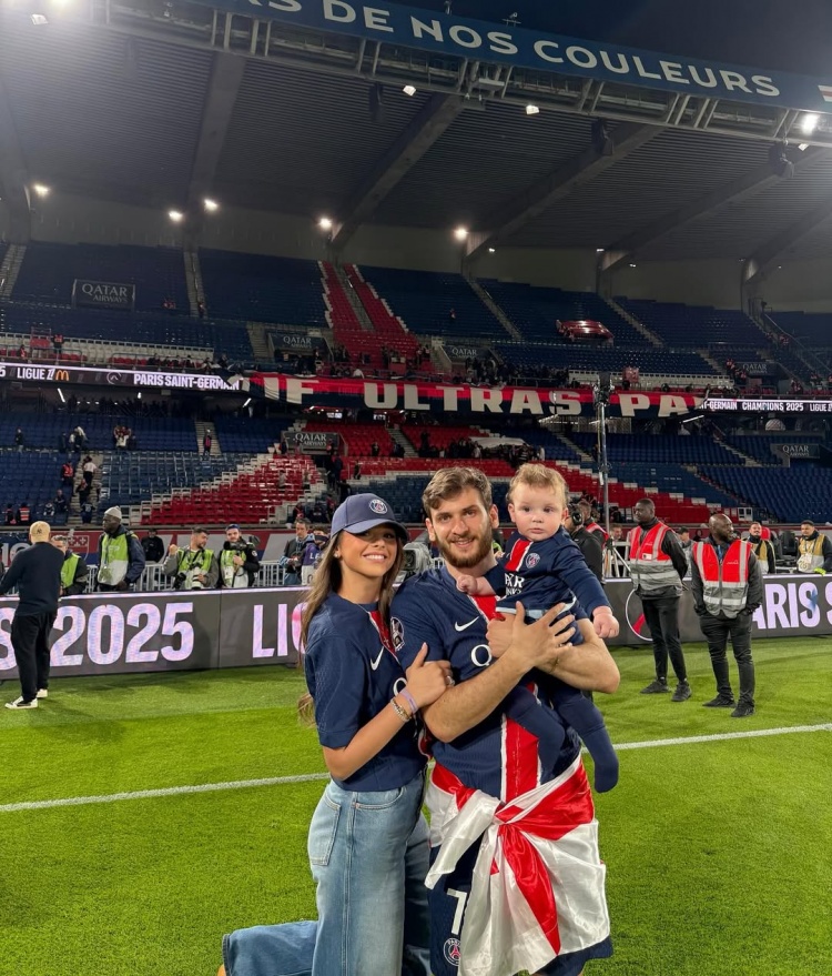 加盟半赛季先斩获1冠！K77社媒：冠军🏆❤️💙这里是巴黎！