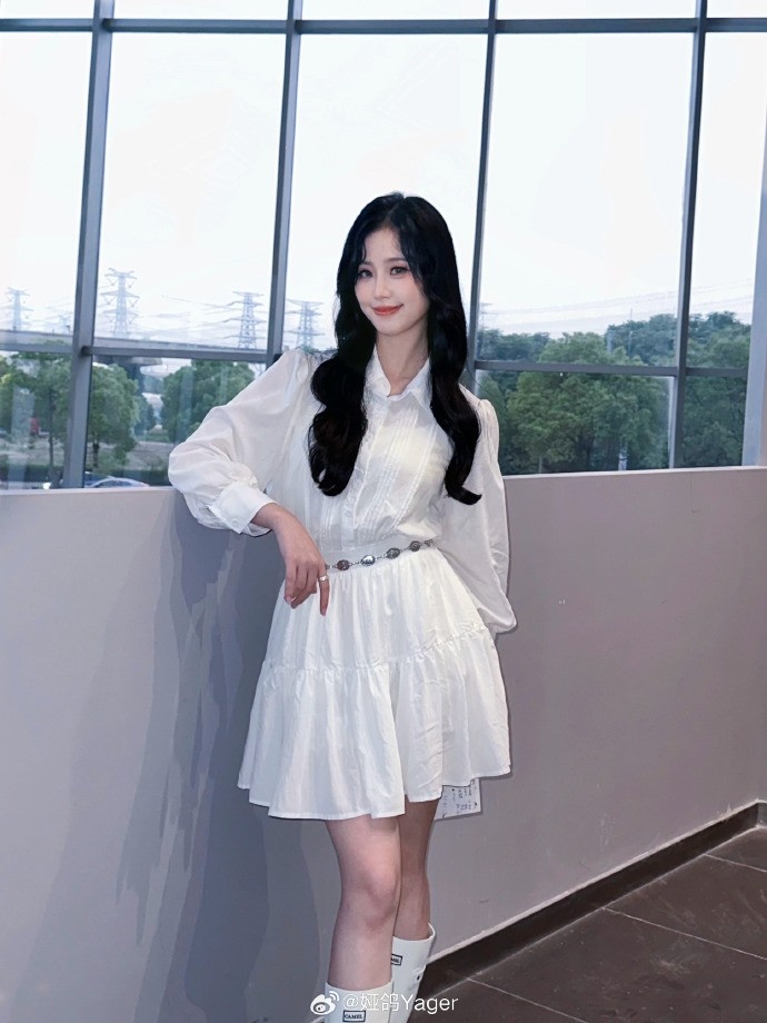 永劫无间主持人娅鸽晒照：整点新的穿搭风格 今日份美图