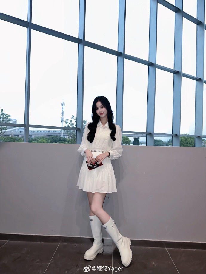 永劫无间主持人娅鸽晒照：整点新的穿搭风格 今日份美图