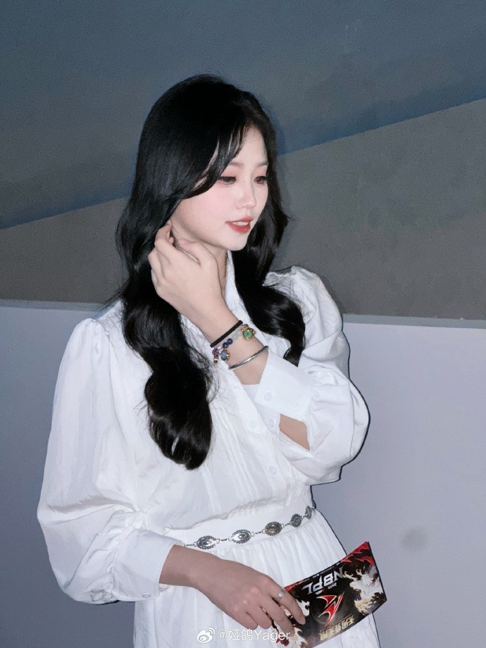 永劫无间主持人娅鸽晒照：整点新的穿搭风格 今日份美图