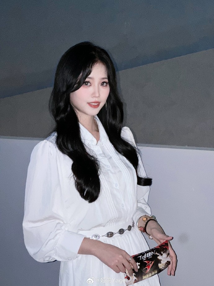 永劫无间主持人娅鸽晒照：整点新的穿搭风格 今日份美图