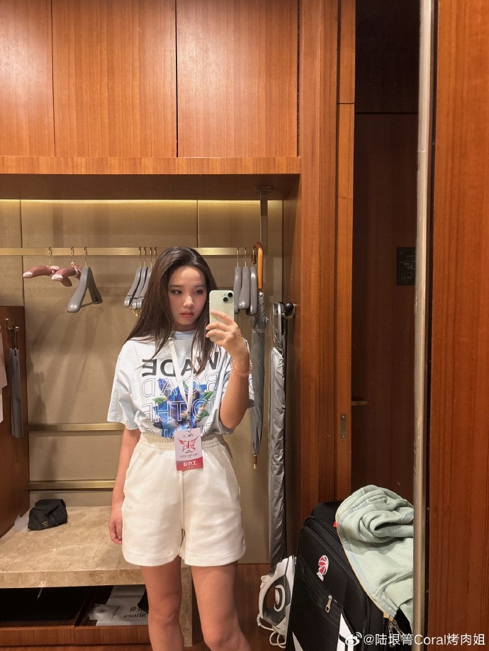 【球迷报道】吧友认为如何？烤肉姐晒参加拉塞尔中国行的工作照 小露美腿(图2)