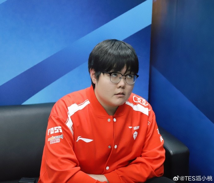 哥哥困了😪TES分享选手照片：家人们，做点表情包看看实力