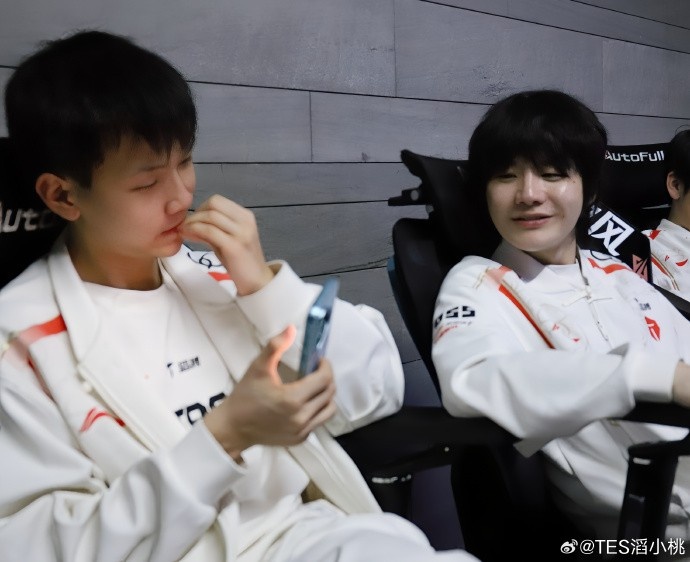 哥哥困了😪TES分享选手照片：家人们，做点表情包看看实力