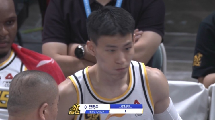 血亏！林秉圣破坏北京快攻 被吹违体犯规送对手两罚一掷
