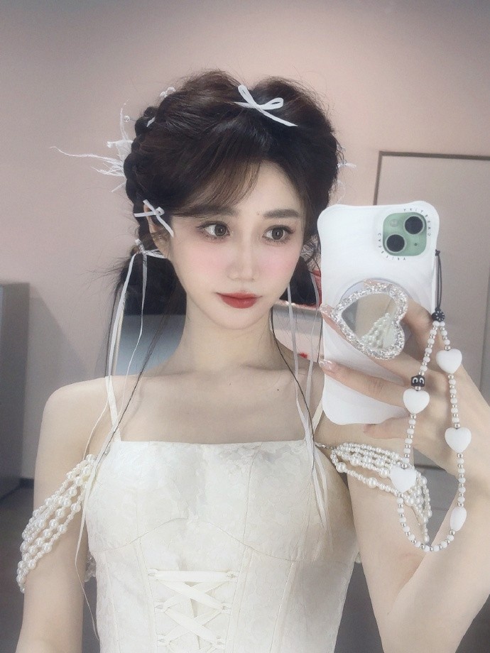 主持人小悠珊珊晒照：今天嘴皮子在资源点和资源团两个词上面打架