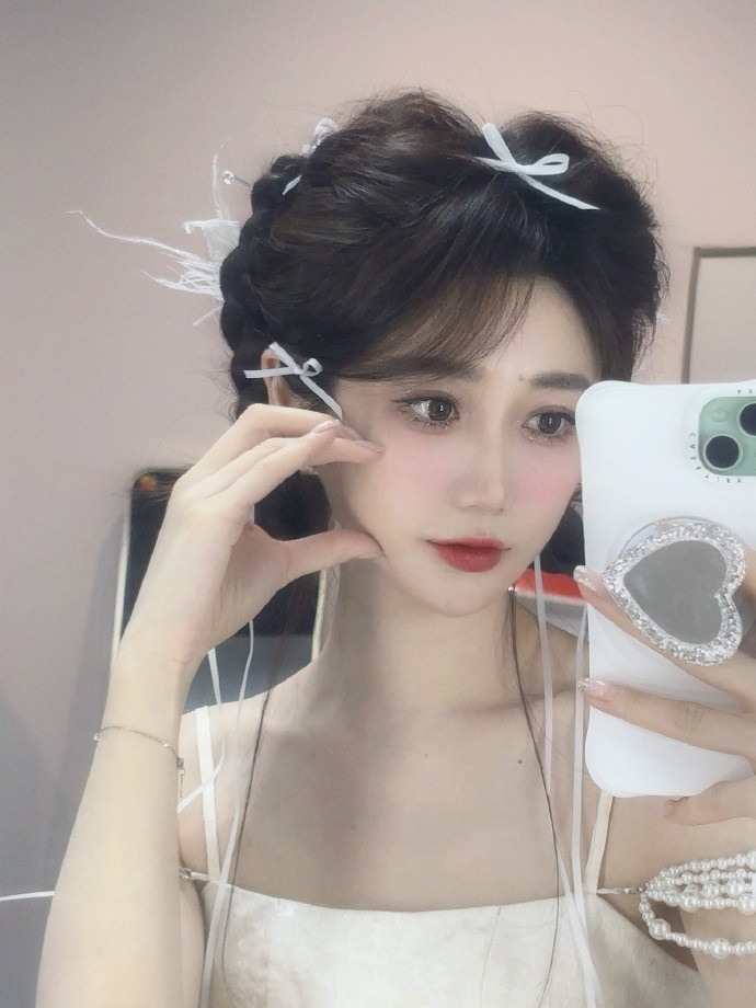 主持人小悠珊珊晒照：今天嘴皮子在资源点和资源团两个词上面打架