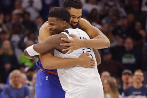 NBA季后赛：尼克斯逆转步行者，爱德华兹率领森林狼大胜雷霆