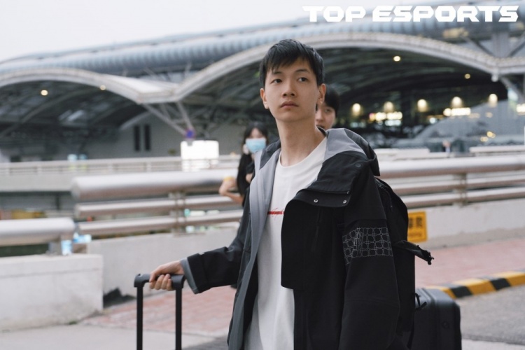 抵达北京！TES晒照：昂首向云端，开启季后赛征程！